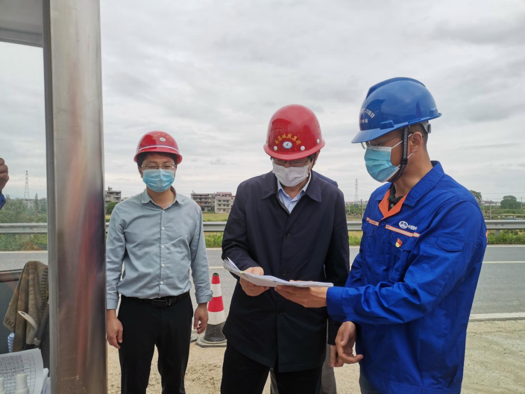 集團(tuán)黨委委員、紀(jì)委書(shū)記何志敏赴西二環(huán)高速項(xiàng)目檢查疫情防控工作
